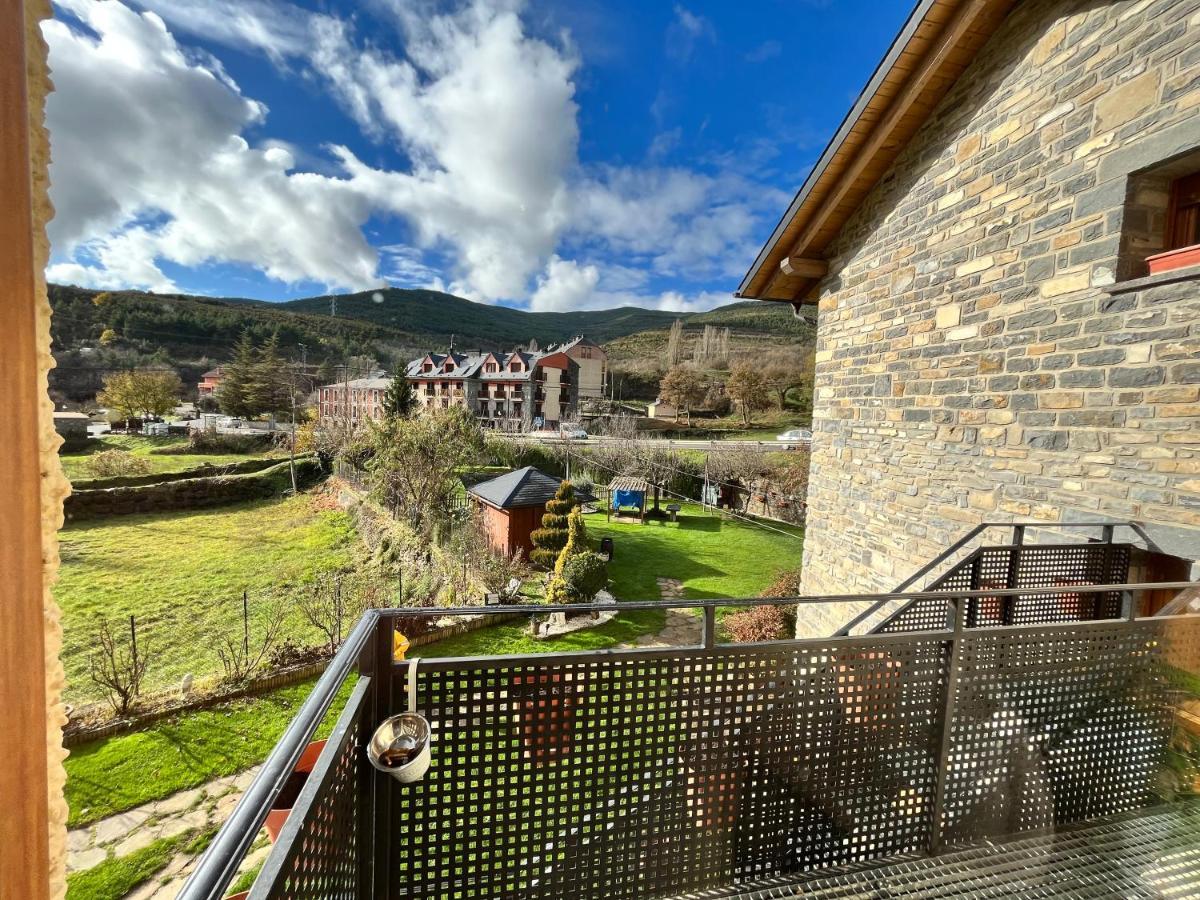 Meson De Castiello Guest House Кастиейо де Хака Екстериор снимка